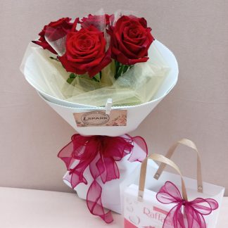Gift Set: 5 Roses "Love" in Premium Textile Design & Raffaello Chocolates