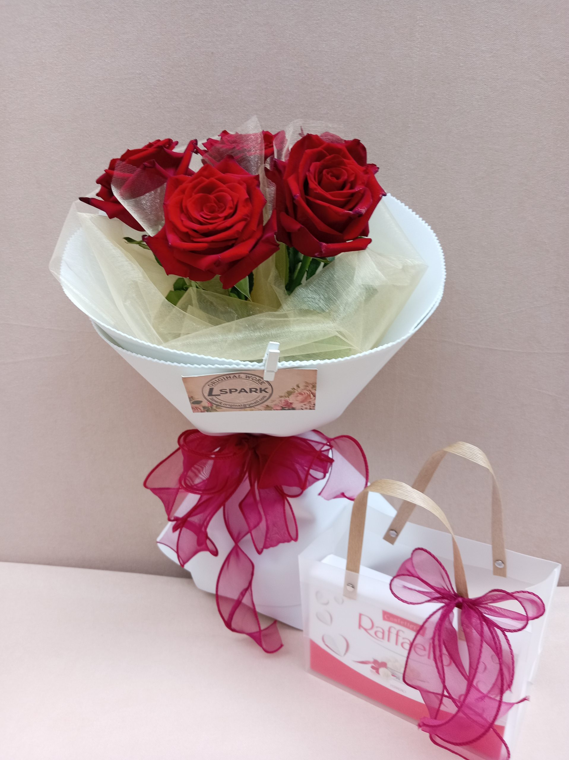 Gift Set: 5 Roses "Love" in Premium Textile Design & Raffaello Chocolates