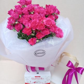 Gift Set: 7 Raspberry Spray Roses & Raffaello Chocolates
