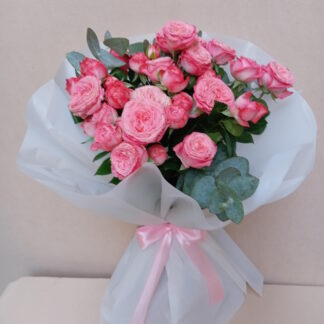 Bouquet: 5 Pink Spray Roses with Eucalyptus