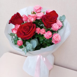 Bouquet of 3 Ecuadorian red roses and pink spray roses by Lspark