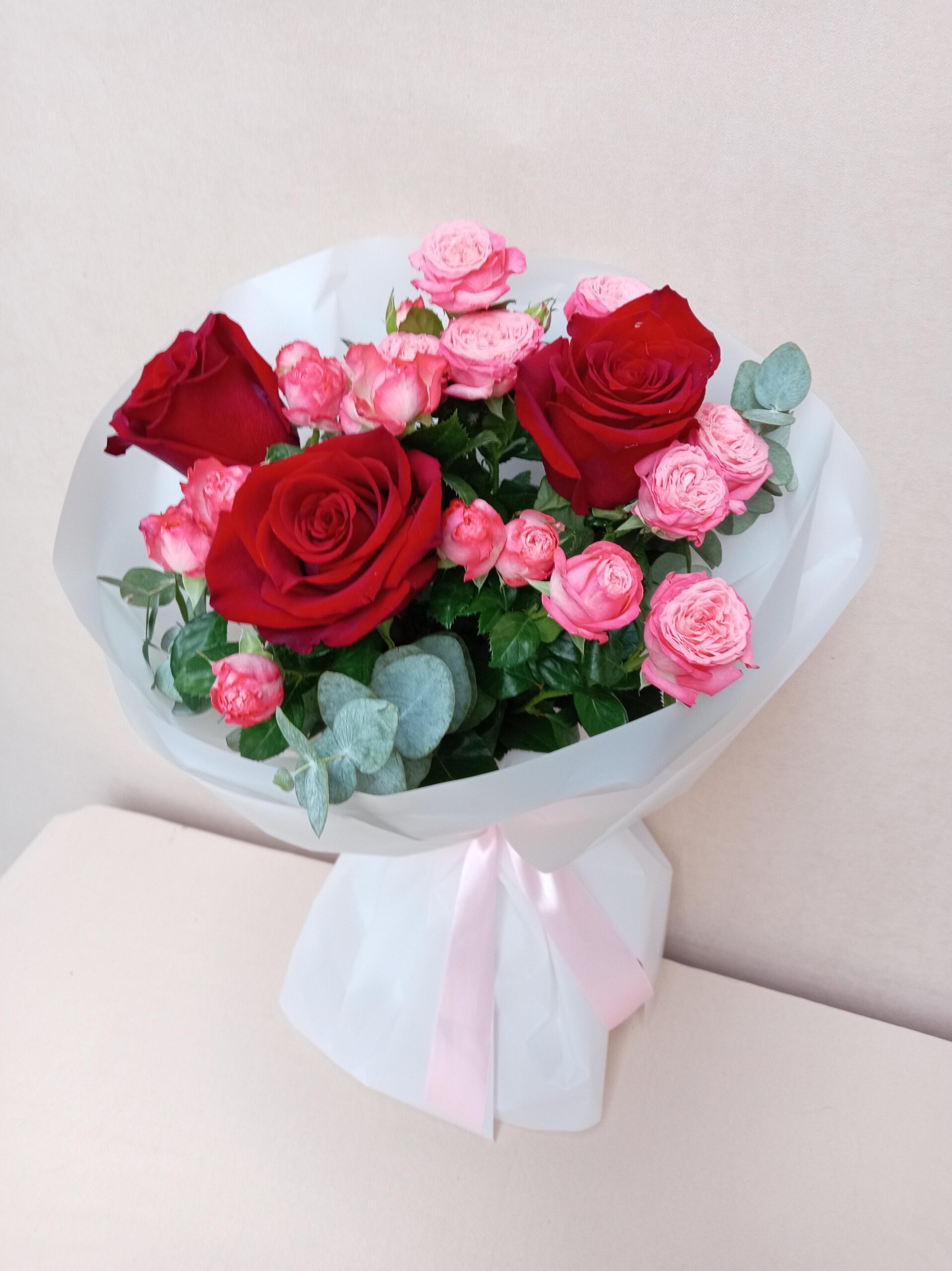 Bouquet of 3 Ecuadorian red roses and pink spray roses by Lspark