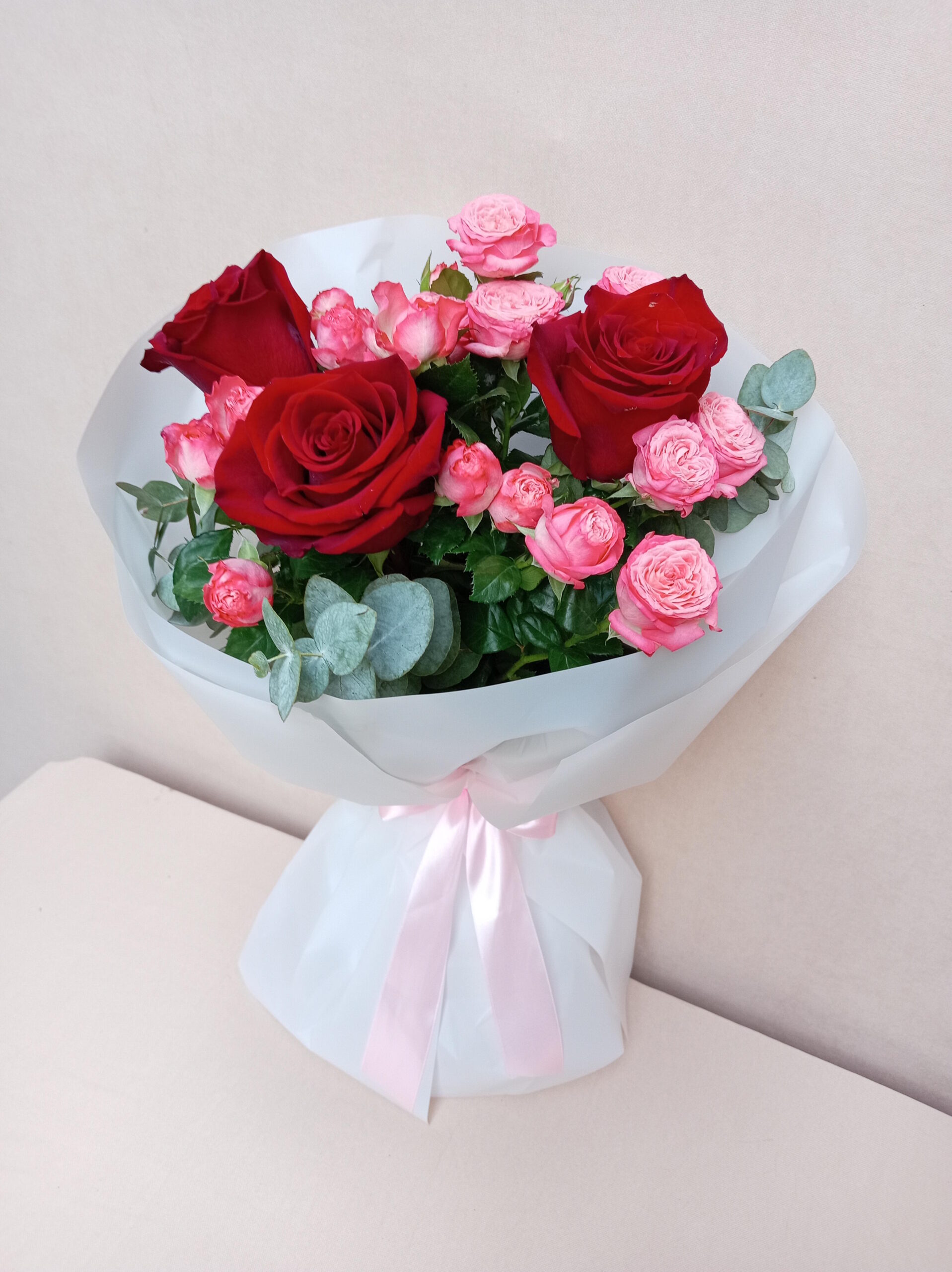 Bouquet of 3 Ecuadorian red roses and pink spray roses by Lspark