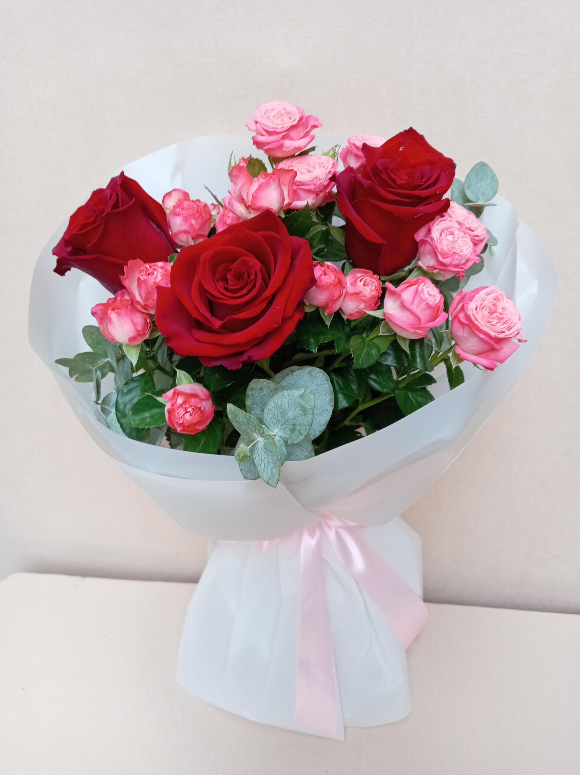 Bouquet of 3 Ecuadorian red roses and pink spray roses by Lspark